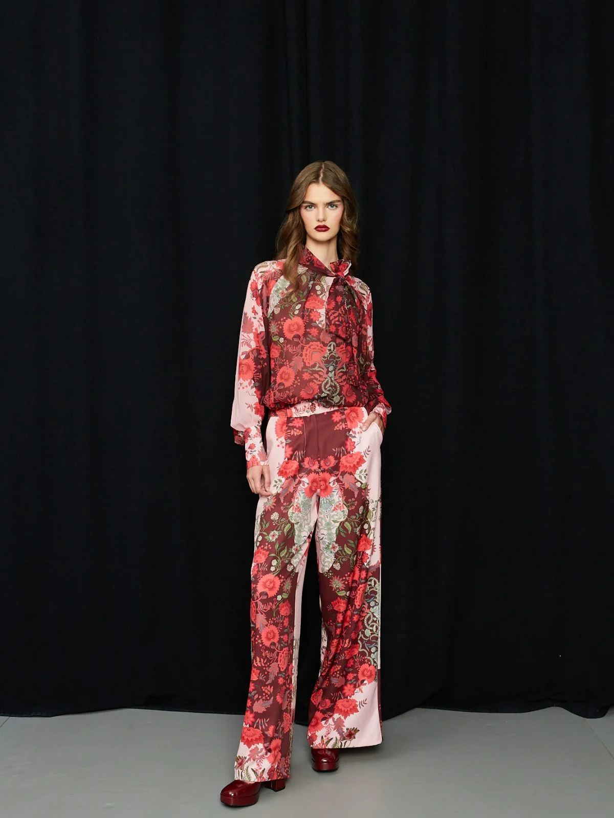 Untitled-Session9655-1200x1600 Παντελόνα με πιέτα μπορντό floral - Image 1